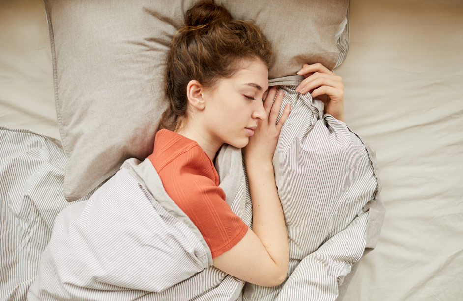Scrunchies: pode ou não pode dormir com o cabelo preso?