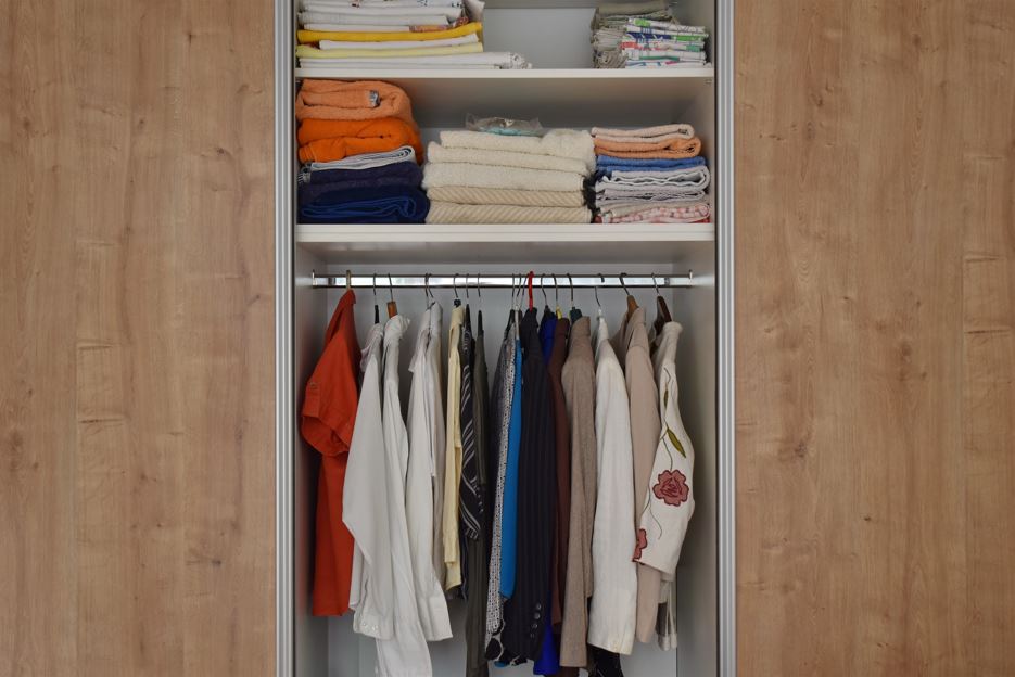 roupas perfumadas no guarda-roupas